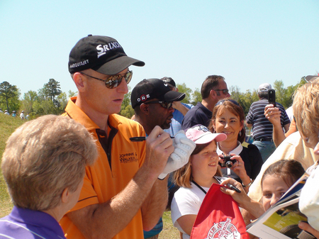 MAM2010 - Furyk signs autographs.JPG