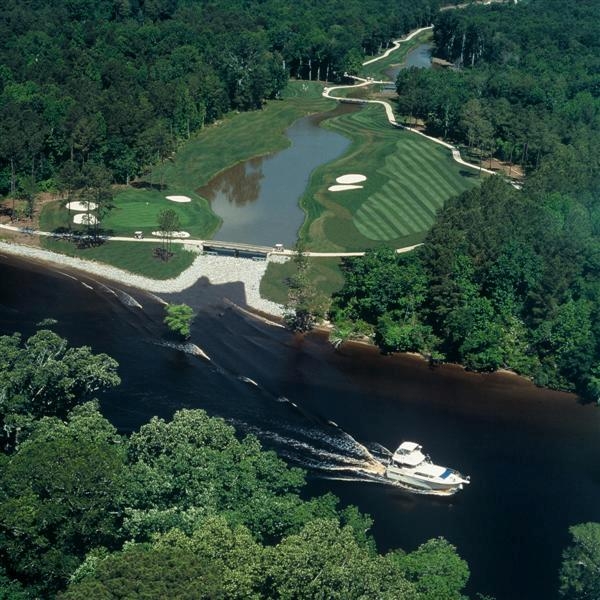 Arrowhead Country Club enjoys an ideal location and scenery